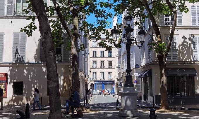 Quartier de la Monnaie Apartment | Top roof view studio with elevator/1mn to metro/Paris Centre