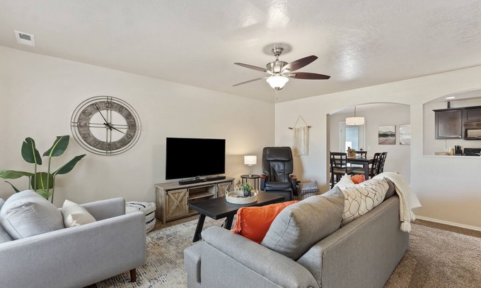 Meridian House | TopGolf Discount, Pets Welcome, Near St Lukes Perfect Location