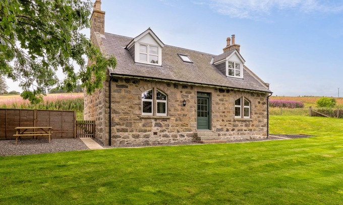 Alford Cottage | Tornahatnach - 19th Century Cosy Cottage in Aberdeenshire