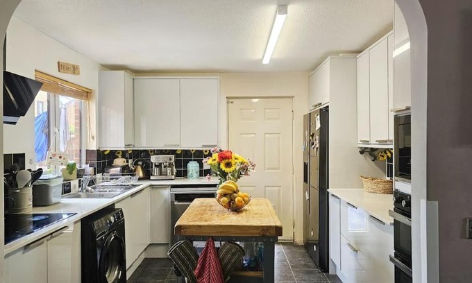 Bicester House | Tortoise Haven Bicester- Comfortable quiet home with garden
