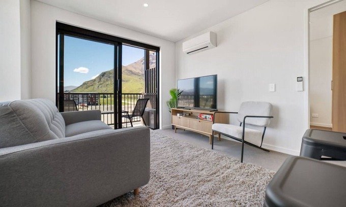 Frankton Apartment | Toru Top Floor Apartment - Brand New & Convenient