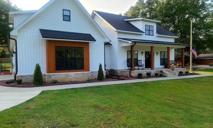 Conway House | Total Eclipse path 2024! A beautiful acre outside of town to enjoy the eclipse.