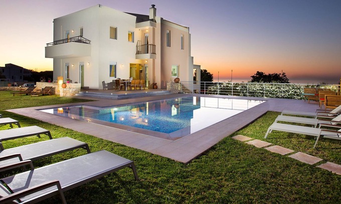 Atsipópoulon Villa | Total Privacy, Pool & Huge Garden, Hot Tub. Located Next to the City of Rethymno