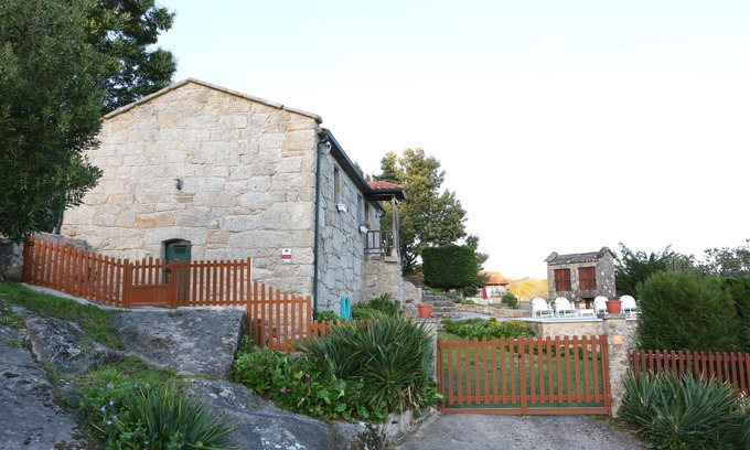 Ponte Caldelas Cottage | Tourist cottage Pontecaldelas, Pontevedra, garden 700 m2 with barbecue,