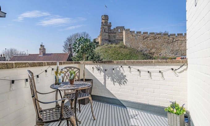 Lincoln Apartment | Tower View - UK48126