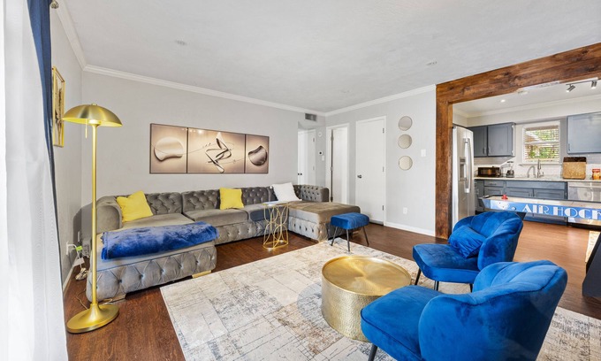 Central Arlington House | TownHome in Arlington 5 minutes to At&T stadium