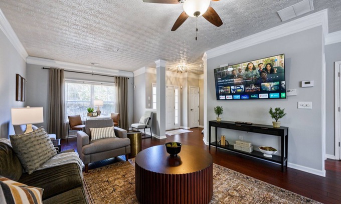 Woodstock House | Townhome Near Outlets — 10% Week/15% Month