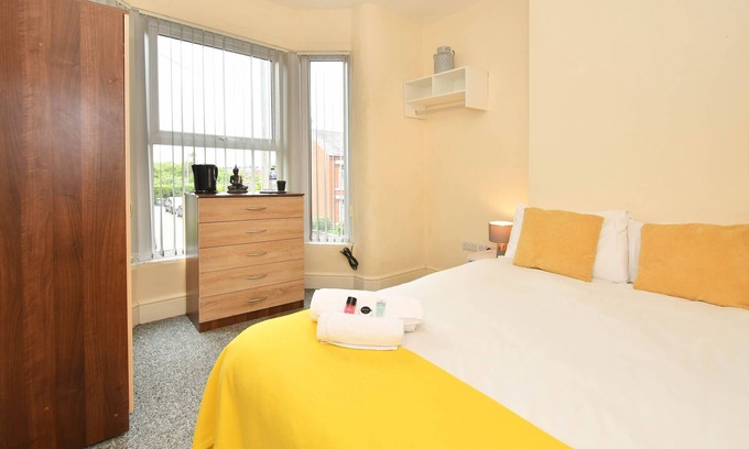 Crewe Apartment | Townhouse @ 178 Ruskin Road Crewe - Superior Studio With TV