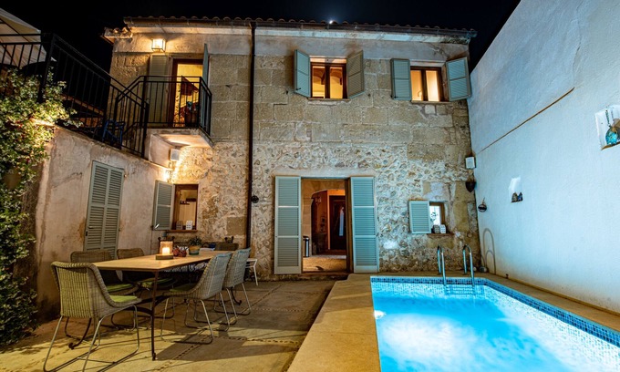 Pollensa Ski Chalet | Townhouse Albuqassim by Home villas 360