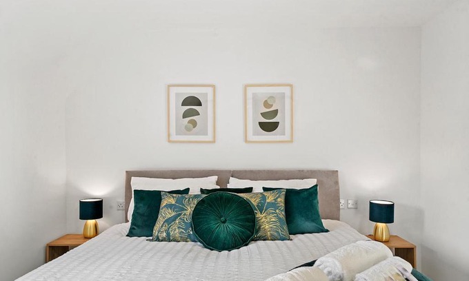 Dartford House | Townhouse in Dartford sleeps 8 with free parking