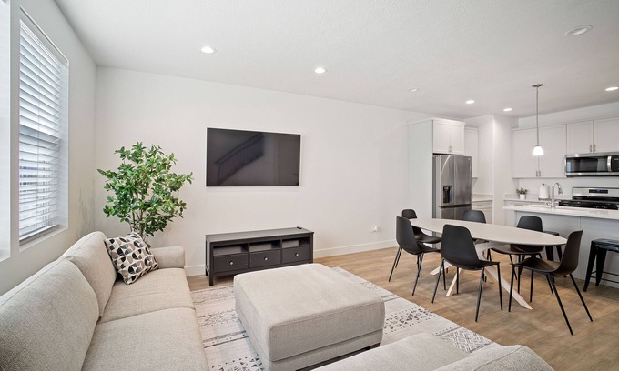 Heber House | Townhouse w views + 2 car garage + washer + dryer