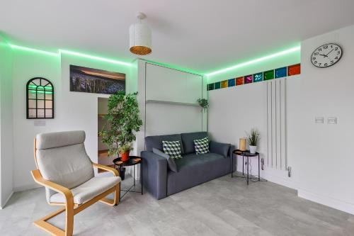 Plymouth House | Townhouse with modern mobility accessible apartment including widened doors and ramps, pets welcome, 5 bedrooms, secure off road parking, near Home Park, golf, pitch and putt, tennis courts, Argyle, eateries, microbrewery, pubs, boutique shops and salons