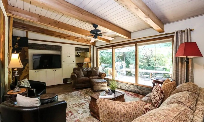 Springfield House | TrackTown 3BR 3 Miles to Hayward Field & Autzen Stadium