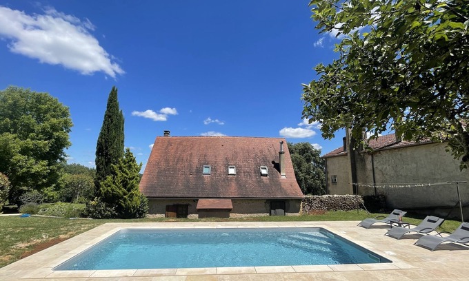 Mauzac-et-Grand-Castang Cottage | Traditional stone cottage, private swimming pool and garden with stunning views