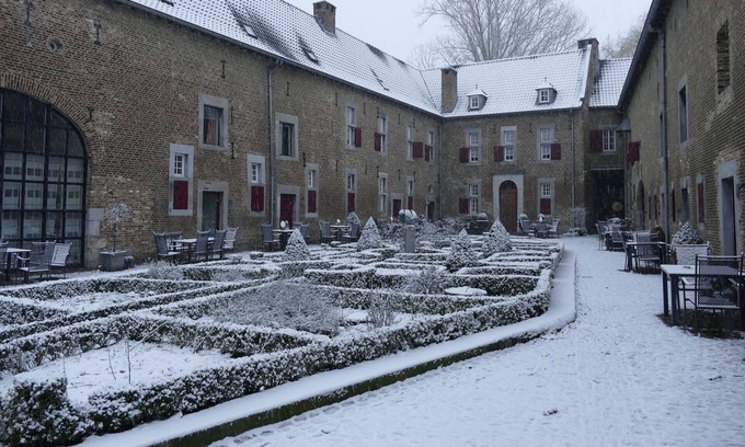 Mesch Apartment | Traditional Apartment in Mesch with Terrace