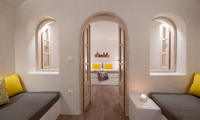 Pyrgos House | Traditional Bright Cave House