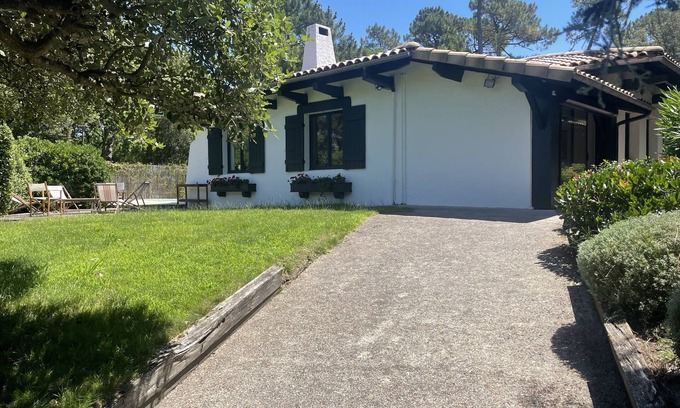 La Teste-de-Buch Villa | Traditional Basque villa with swimming pool, terraces, beach and shops on foot.