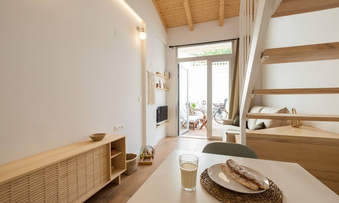 En Corts Apartment | Traditional Valencian House with Shared Terrace II by Florit Flats