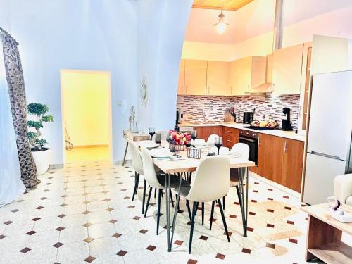 Gennadi Apartment | Traditional House 1925
