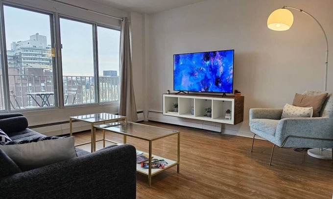 Milton Park Apartment | Tranquil 1BR Penthouse Downtown Montreal W/a View
