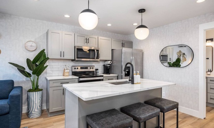 Hillsboro Village Apartment | Tranquil 3 Beds 2 Bedroom Nashville Condo - Walk to Grocery, Restaurants