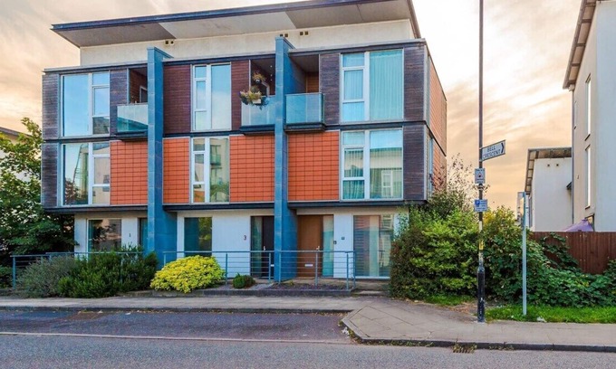 Manchester House | Tranquil 3 Bedroom Manchester Retreat With Parking