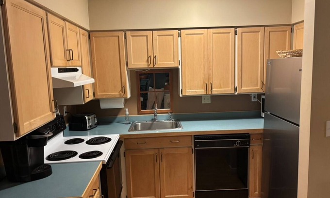 Warren Condo | Tranquil 4-bedroom condo near slopes at Sugarbush Resort. Recently renovated!
