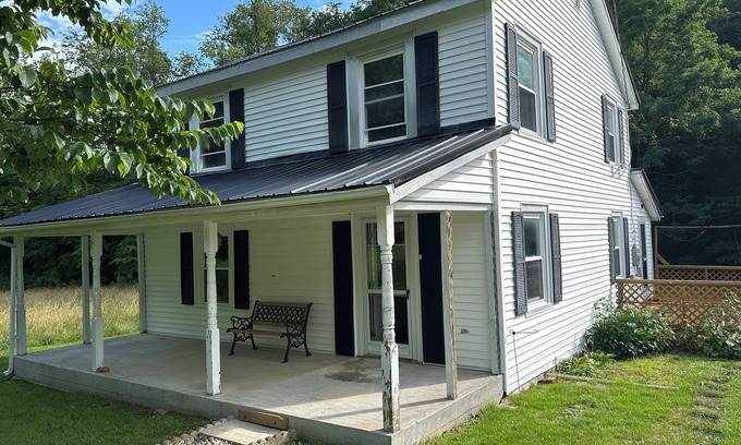 Simmonsville House | Tranquil Escape in New Castle
