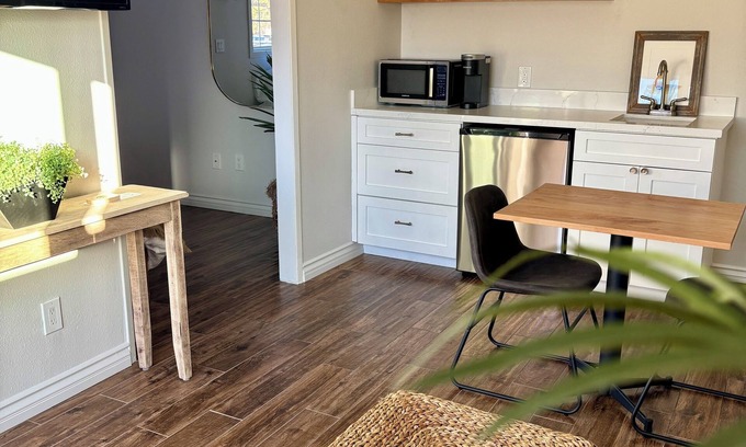 Thousand Oaks Apartment | Tranquil guest suite/private entrance/patio/Tesla charger/central Thousand Oaks