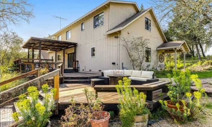 Healdsburg House | Tranquil Healdsburg Escape | Near Wineries & Plaza