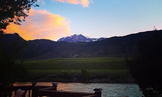 Gardiner House | Tranquil Home on Yellowstone River. See other home #4914516 for large families