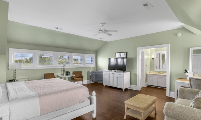 Historic Downtown Manteo Apartment | Tranquil House Inn - Downtown Waterfront Manteo - 1 King Large Premium Room 32
