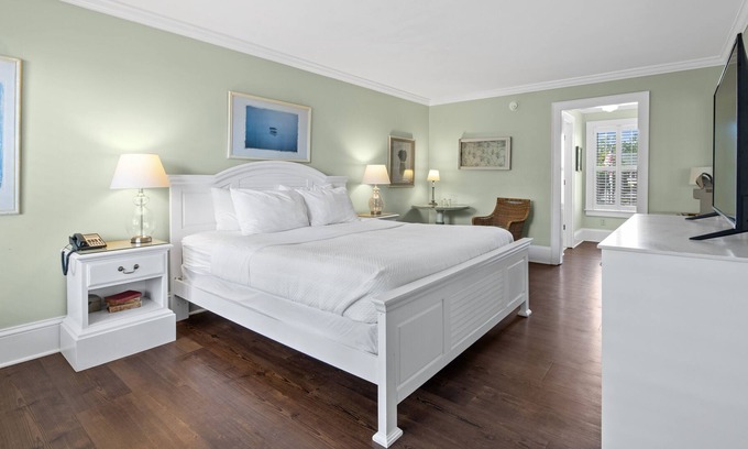 Historic Downtown Manteo Apartment | Tranquil House Inn - Downtown Waterfront Manteo - 1 King Premium Room 20