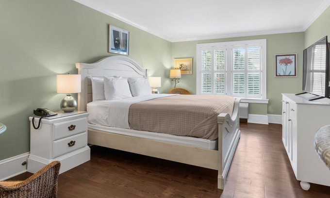 Historic Downtown Manteo Apartment | Tranquil House Inn - Downtown Waterfront Manteo - 1 King Standard Room 25