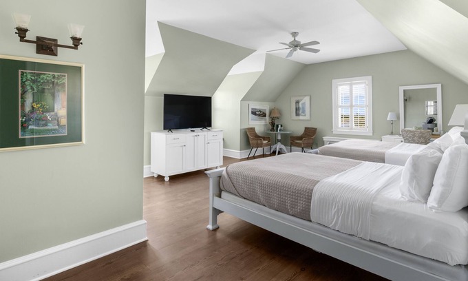Historic Downtown Manteo Apartment | Tranquil House Inn - Downtown Waterfront Manteo - 2 Queens Large Premium Rm 34