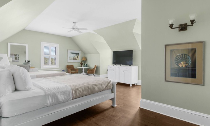 Historic Downtown Manteo Apartment | Tranquil House Inn - Downtown Waterfront Manteo - 2 Queens Large Premium Rm 35