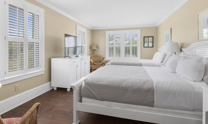 Historic Downtown Manteo Apartment | Tranquil House Inn - Waterfront, Downtown Manteo - 2 Queens Standard Room 28