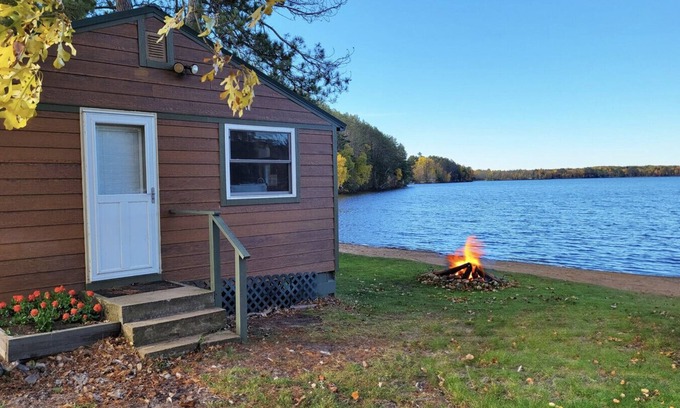 Emily Cabin | Tranquil Lakefront Retreat, Steps From the Water!