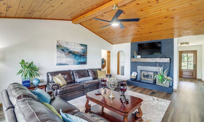 Higden House | Tranquil Lakefront Greers Ferry Escape w/Fire Pit