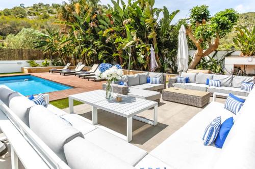 Vallpineda Villa | Tranquil large 6 bedroom family Villa sleeps 20 near sitges