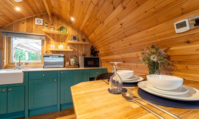 Clitheroe Cabin | Tranquil Luxury: Hot Tub, Firepit, & star galzing window