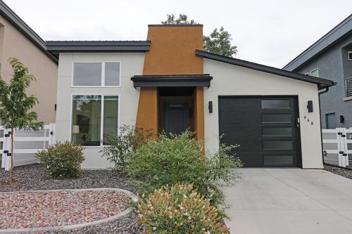 Grand Junction House | Tranquil Modern Haven home