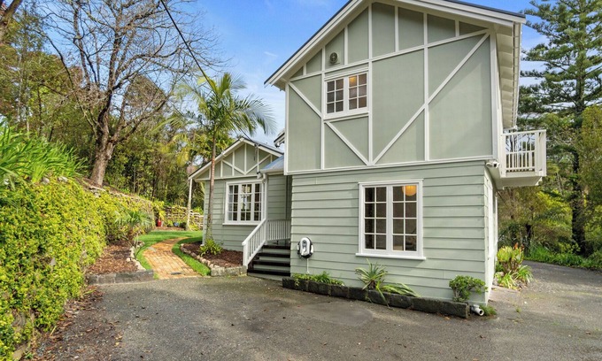 Titirangi House | Tranquil Treasure - Titirangi Holiday Home