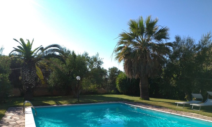 Trani Bed & Breakfast | Tranquility and relaxation in a villa surrounded by greenery in Trani