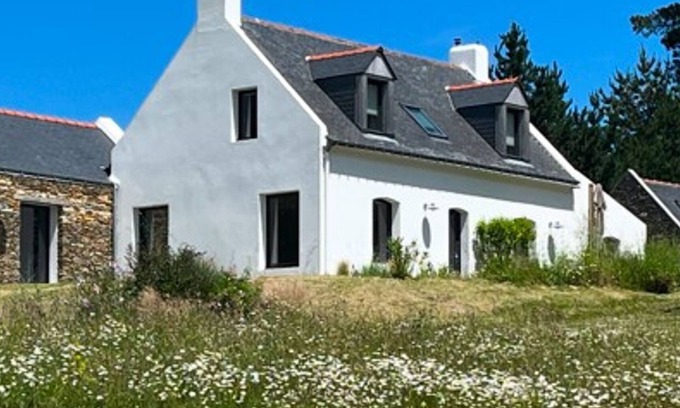Locmaria House | Tranquille maison contemporaine à 800 m de la mer, avec grand jardin proche des plages de sable fin.