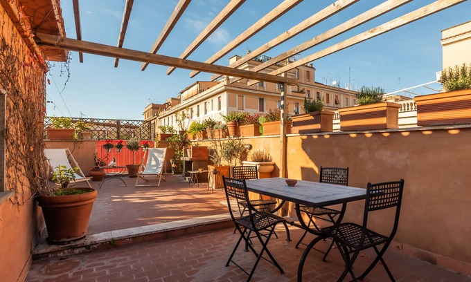 Quartiere XI Portuense Apartment | Trastevere Romantic Terraced Apartment