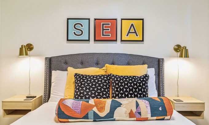 East Queen Anne House | Travelers Dream-Steps to Space Needle- Shared Backyard