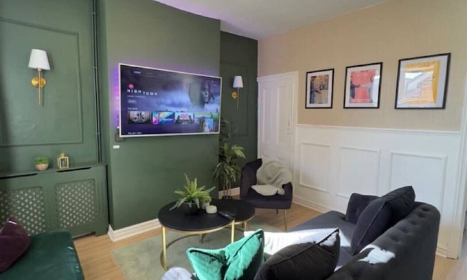 Cradley House | Travellers Choice! 3Bed Home SmartTv Gated Parking