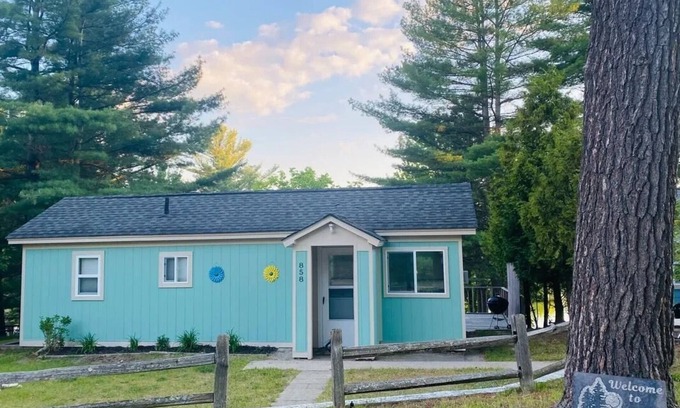 Mayfield House | Traverse City 15 min to downtown, On-site Rentals, Pet Friendly, AC