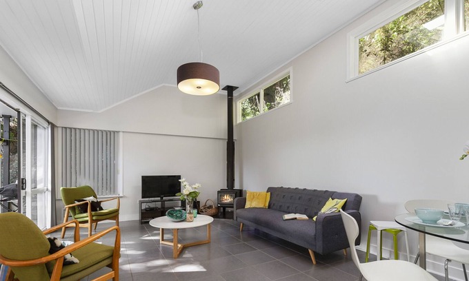 Snells Beach House | TREE TOP HIDEAWAY - SANDSPIT HOLIDAY HOME, with open fire in Sandspit